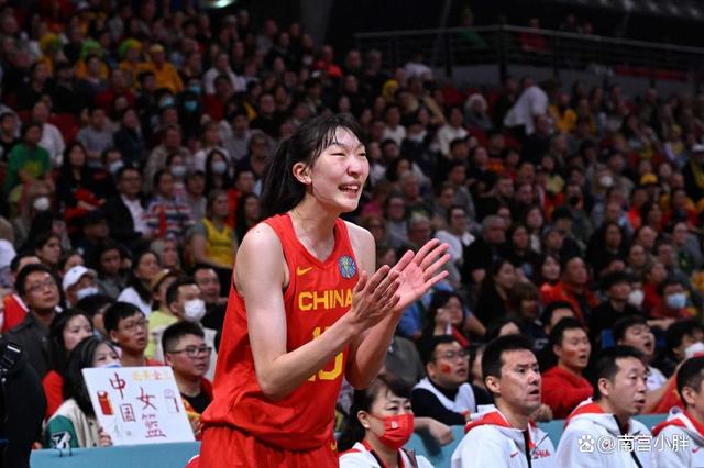 关于蒂姆在中国队比赛中最后时刻胜出，出色防守引发热议！全场沸腾不已的信息